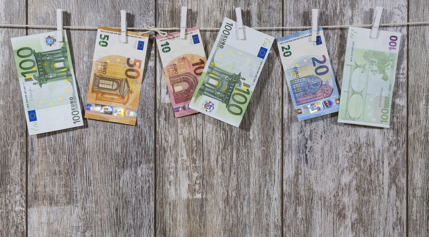 Euro-sedler på snor